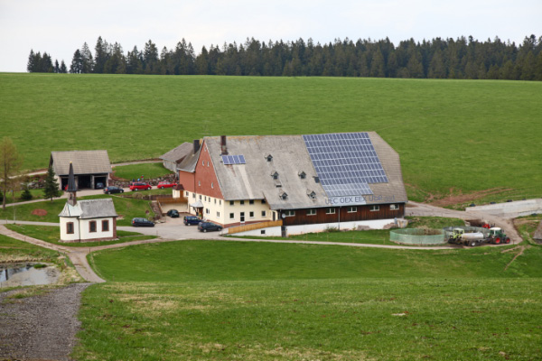 Schwarzwaldhaus mit Kapelle